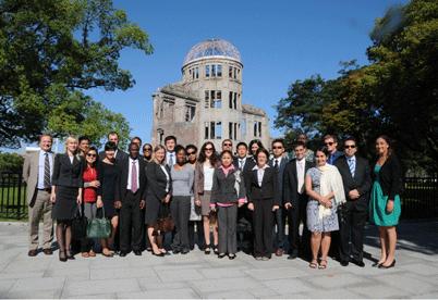 原爆ドームを訪れた参加者たち