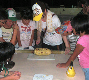 バームクーヘン作りをする参加者