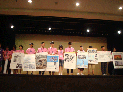 長崎市で開催された「青少年ピースフォーラム」の交流会で「サダコと折り鶴について説明するピースクラブ