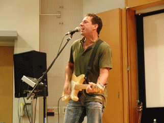 熱唱するケリー・ペティットさん