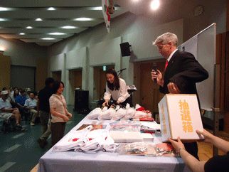 お楽しみ抽選会の様子