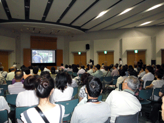 映画「運命の背中」の説明に聞き入る参加者のみなさん