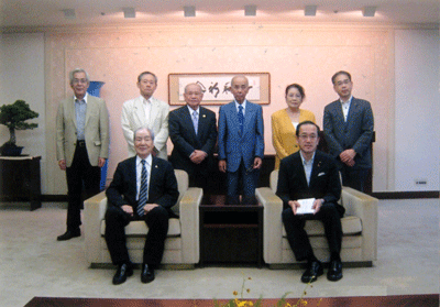 福島の原発問題等について、松井広島市長（前列右）と会談（2011年6月30日）