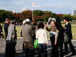修学旅行生の団体をガイドする前に打ち合わせを行う協会のみなさん