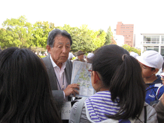 平和記念公園で修学旅行生のガイドをする谷口さん（左から2番目）