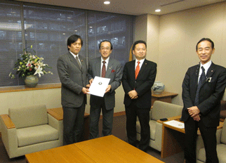 左から中野外務大臣政務官、松井市長、橋本博明衆議院議員、神近長崎市東京事務所長