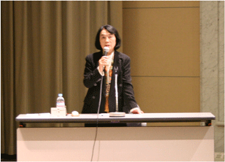講演される森瀧春子氏