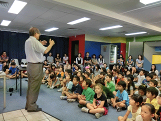 ケアンズ日本語補習授業校で被爆体験証言をする葉佐井さん