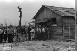 立ち飲みビール屋に並ぶ人たち（1945年（昭和20年）10月11～20日, 撮影　菊池俊吉／提供　菊池徳子