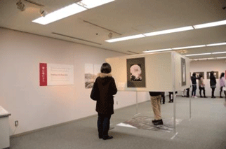 「爆心地に立つ」のコーナーは、米軍が爆心地に立って撮影した被爆後の広島市街の写真を展示しています。