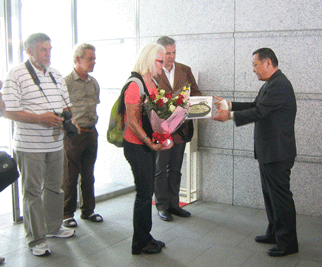 200万人目の入館者となったイングリッド・ズッケさん（左から3人目）