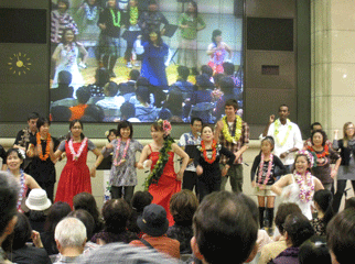 演者のレッスンによりフラを踊る来場者