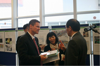 「核兵器禁止条約」の交渉開始等を求める市民署名の提出（5月4日）