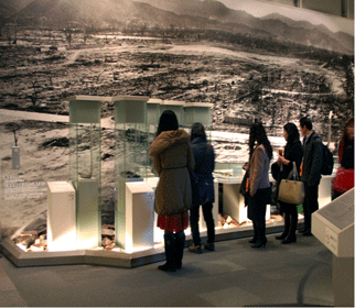 広島平和記念資料館を見学する平縮会一行