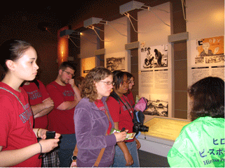 平和記念資料館を見学するインディアナポリス大学の一行