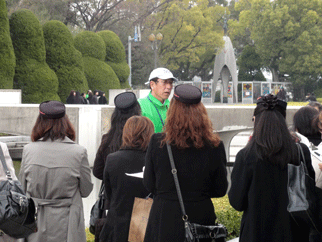 ヒロシマ ピース ボランティアから、平和記念公園内の案内を受ける研修会参加者