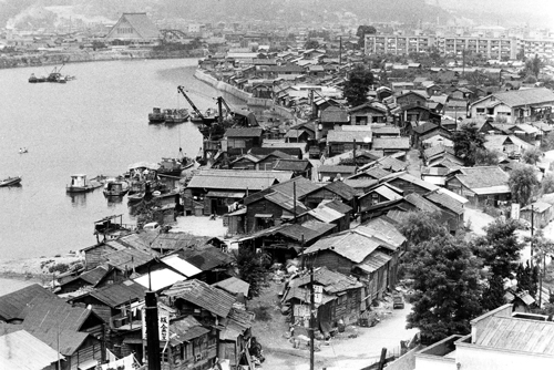 太田川土手沿いに密集するバラック住宅／1962年（昭和37年）7月／所蔵 中国新聞社