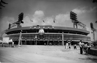 太田川土手沿いに密集するバラック住宅／1962年（昭和37年）7月／所蔵 中国新聞社