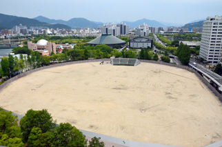 現在の広島市民球場跡地／2012年（平成24年）5月／撮影 広島平和記念資料館、協力 株式会社広島マツダ