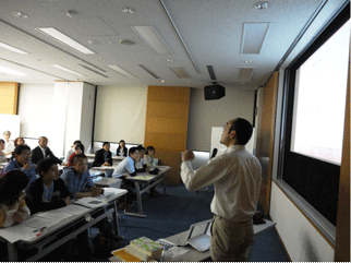 岩田一成准教授による講義風景