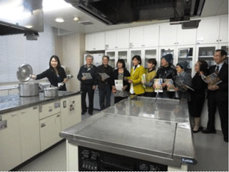 調理室の利用方法を聞く参加者