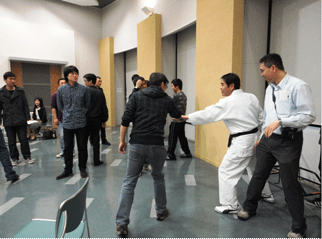 道着の警部補による護身術の指導