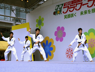 啓明大学テコンドー部の皆さんによる演武