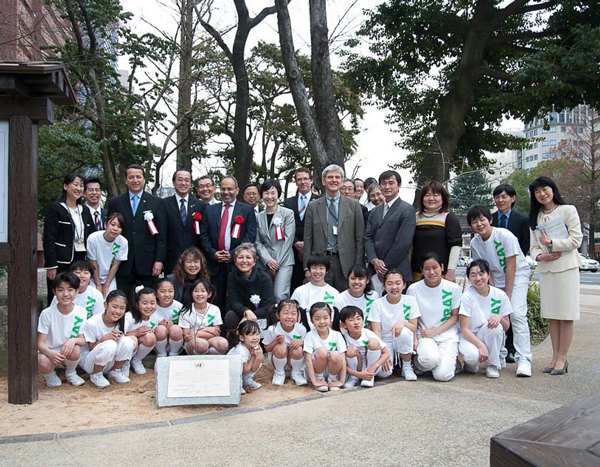 今年3月30日に行われた植樹式。平和大通り緑地帯に、被爆樹木（柿）の二世の若木が植樹されました。