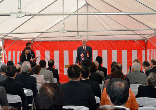 開館記念式でスピーチを行うウィルフレッド・Ｐ・シュモー氏