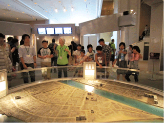 資料館にてピースボランティアの説明を受ける参加者