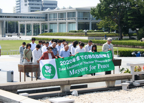 慰霊碑前で黙とうを捧げる参加者