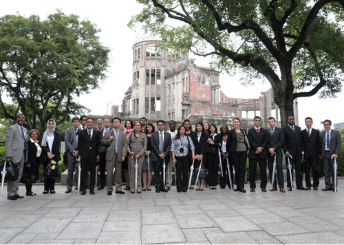 原爆ドーム前に集う国連軍縮フェローズ一行