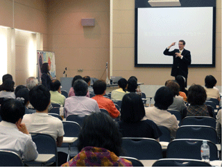 5月27日に開催された「一般の部」において、講師のクレイグ・ネヴィット氏が参加者からの質問に答える様子