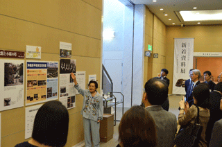 ガイドツアーで展示パネルの説明を行うひめゆり平和祈念資料館の島袋館長