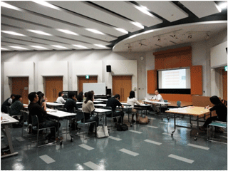 熱心に講座を受ける参加者達