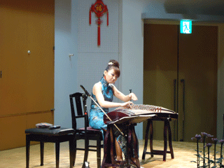 戴茜さんによる古箏の演奏