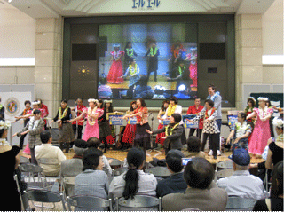 来場者がステージでフラを踊る