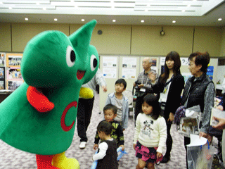 中区マスコットキャラクター“なかちゃん”も一緒に国際交流