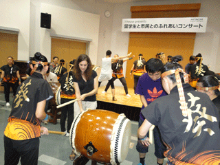 初体験！ 和太鼓を打つ留学生