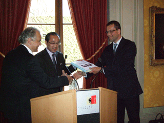 「核兵器禁止条約」の交渉開始等を求める市民署名の提出