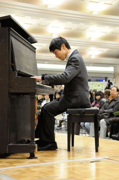 心を込めて被爆ピアノを演奏しました