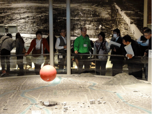 ヒロシマ ピース ボランティアから、広島平和記念資料館内の案内を受ける研修会参加者