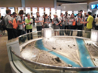 平和記念資料館を見学する学生達