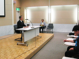 ピースフォーラムで講演する小溝理事長