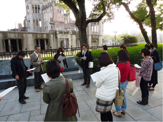平和記念公園フィールドワークの様子