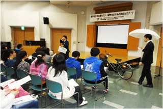 熱心に講座を受ける留学生達