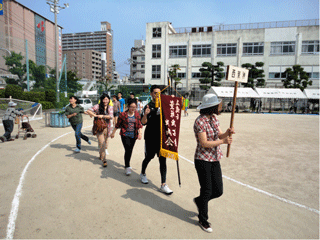 入場行進する留学生達