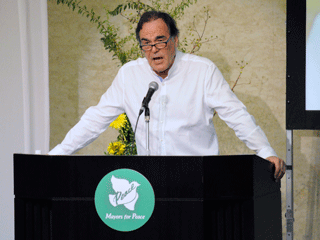 平和のメッセージを訴えるオリバー・ストーン監督