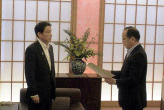 要請文の提出（左から岸田外務大臣、松井市長）