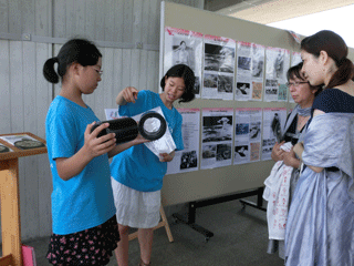 「サダコと折り鶴ポスター展」で手作りの模型を使って原子爆弾の仕組みを説明しました